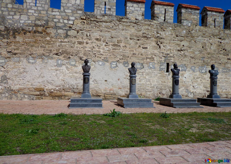 Пам`ятники уздовж кріпосної стіни №22848
