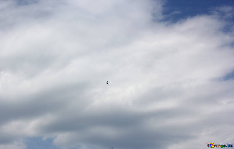 Flugzeug hoch in den Wolken №22716