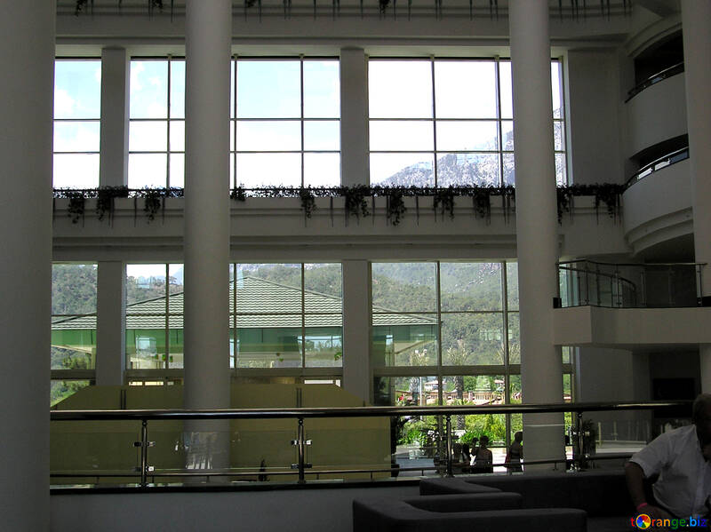 Grandes janelas no lobby do hotel №22019
