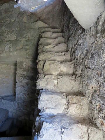 Escalera antigua en una antigua fortaleza №23630