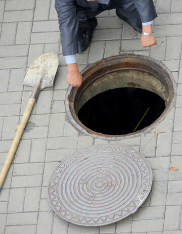 People looking for manhole №23204