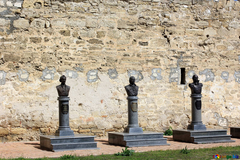 Bustos de héroes bajo las paredes de la fortaleza №23734
