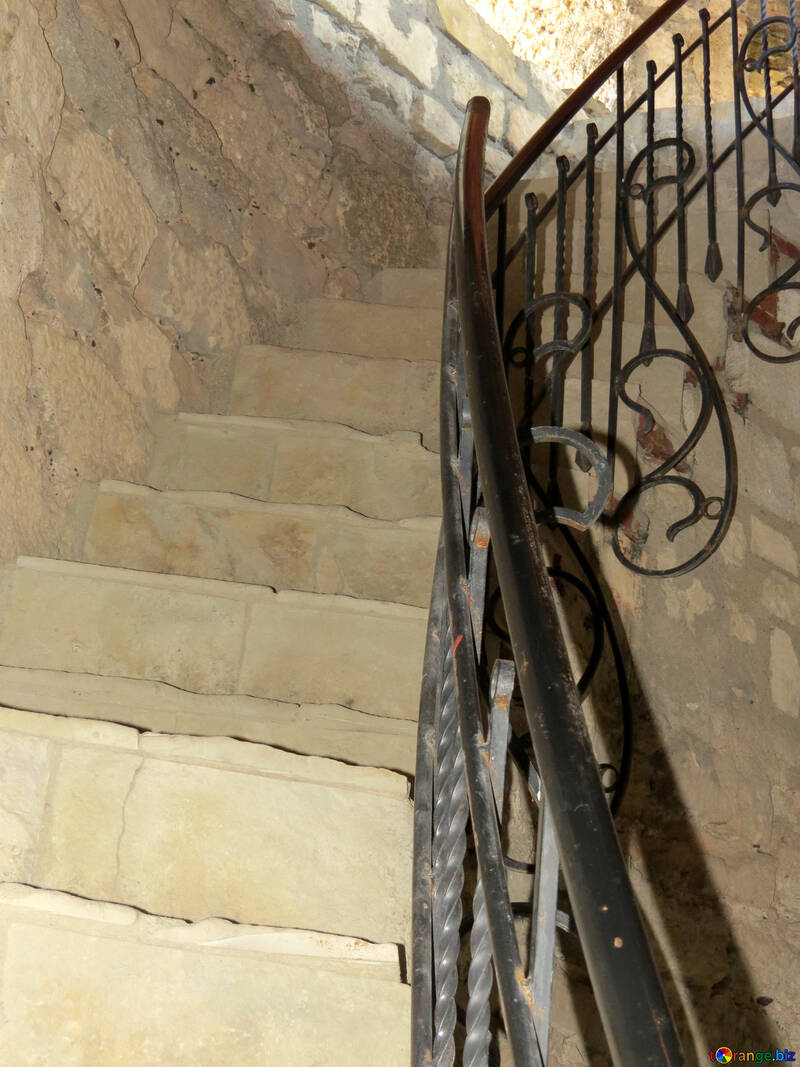 Uma velha escadaria no castelo №23611