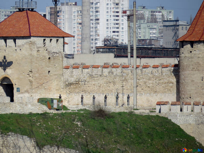 Ancienne forteresse dans la ville industrielle №23532