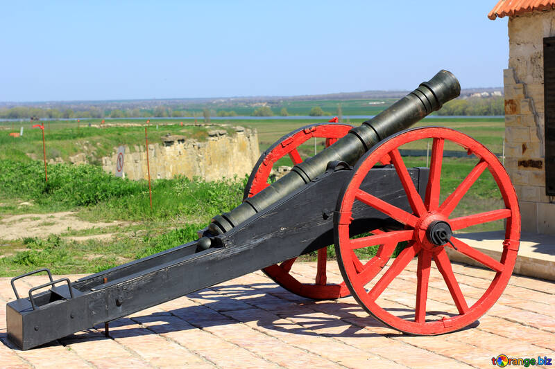 旧式な大砲の銃キャリッジ上 №23712