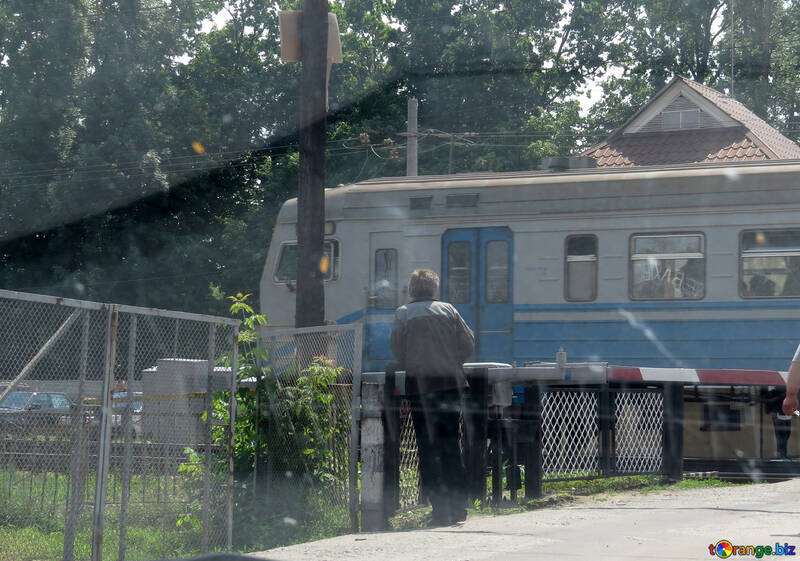 El tren en el cruce de ferrocarril №23017