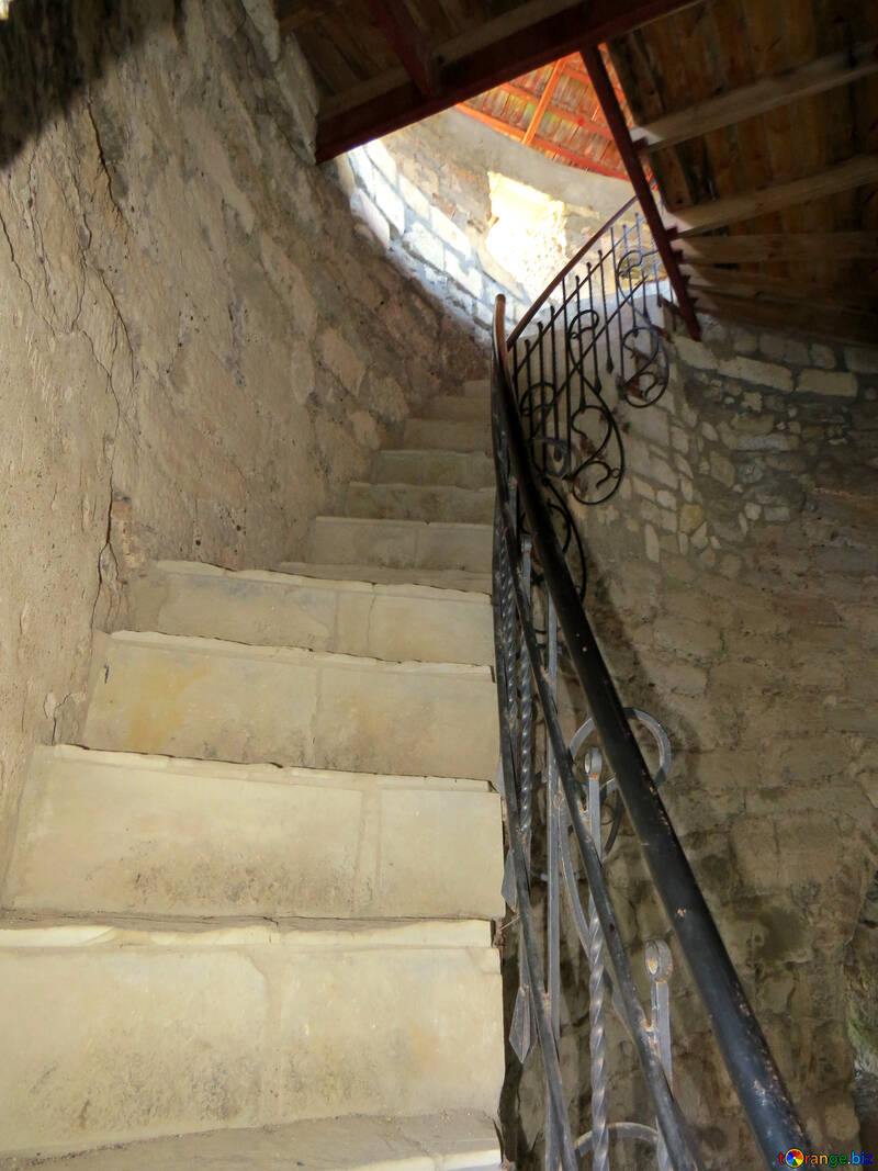 Escadaria em um antigo castelo №23610