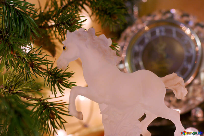 Білий кінь у новорічному антуражі №24559