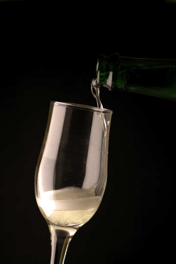 Champagne para fluir en el vidrio №25776