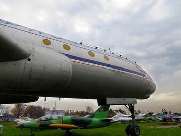 Alte Flugzeug über das Museum №26465