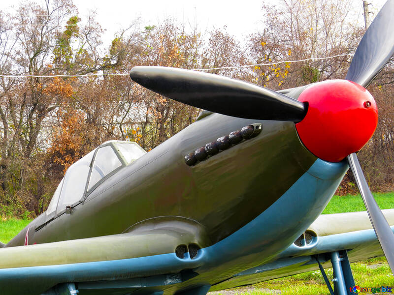 Un aereo da caccia monomotore №26094