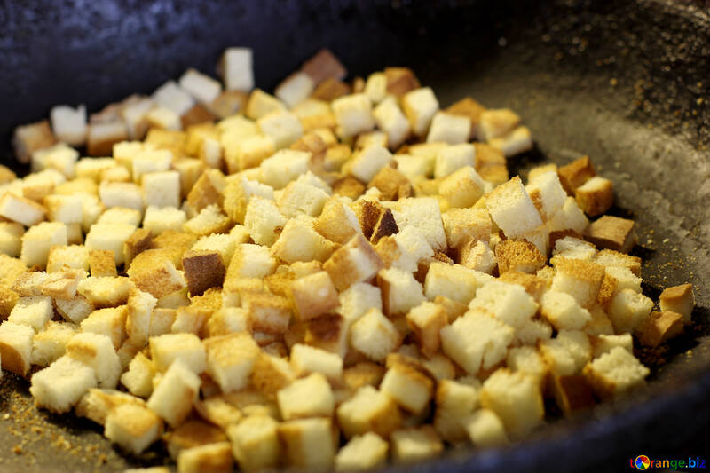 Croutons in skillet №26980