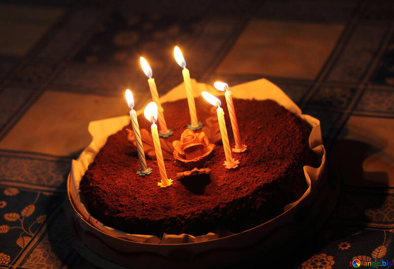 Brennende Kerzen auf dem Kuchen №27017
