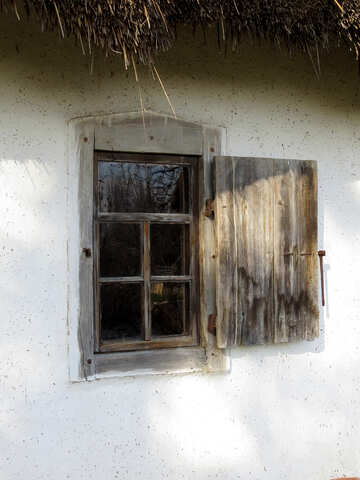 Fenster mit Fensterläden №28710