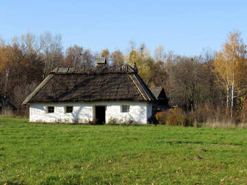 La maison blanche dans le village №28567