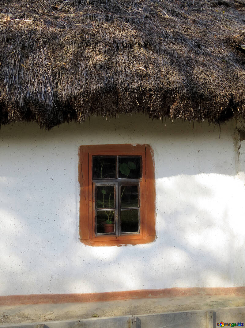 Старий сільський будинок з вікном №28716