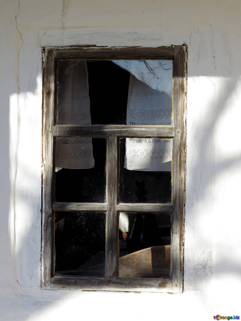 Старе вікно з фіранками №28661