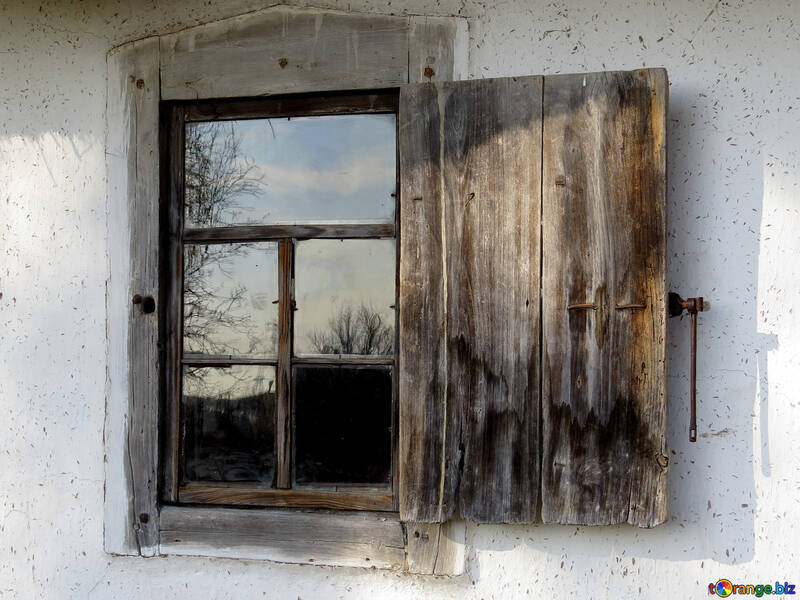 Vecchia finestra con persiane №28708
