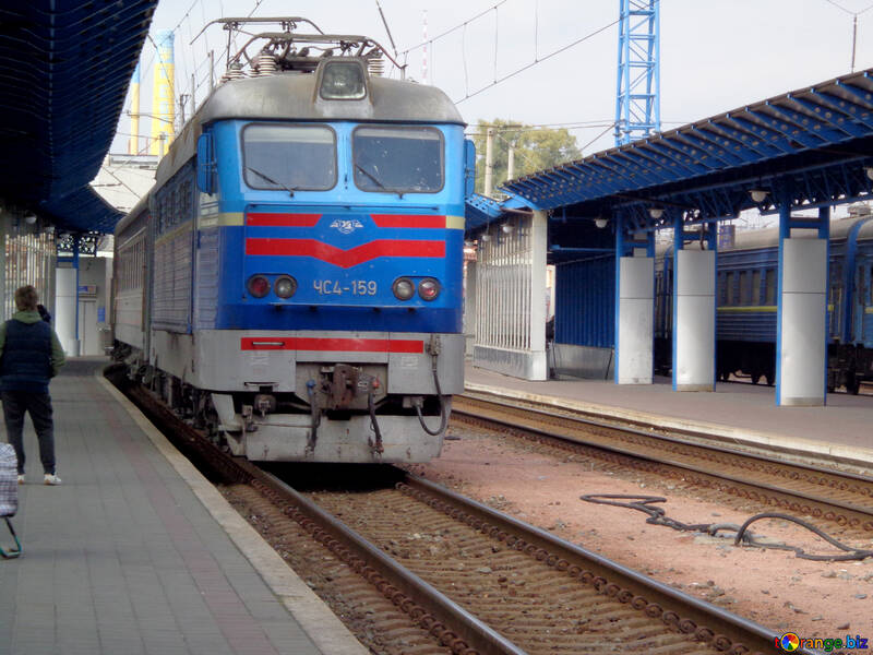 Zug ankommt am Bahnhof №28964