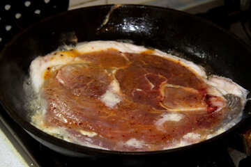 М`ясо смажиться на сковорідці №3316