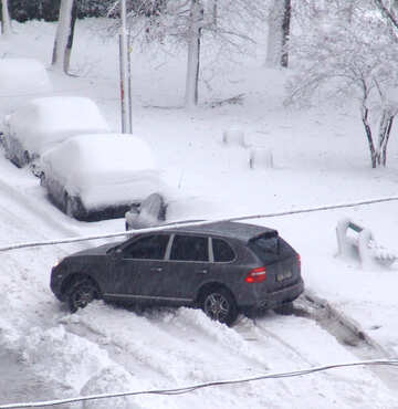 Das Auto stand im Schnee stecken №3411