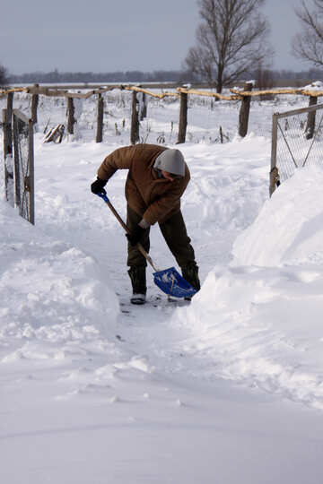 Male  removes  snow  shovel №3985
