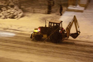  tractor rides at night in the snow  №3490