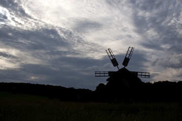  Eine Silhouette einer Windmühle Turmarchitektur  №3286