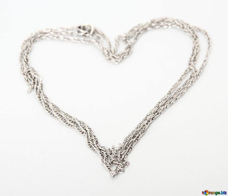 Una cadena de plata en forma de corazón. №3570