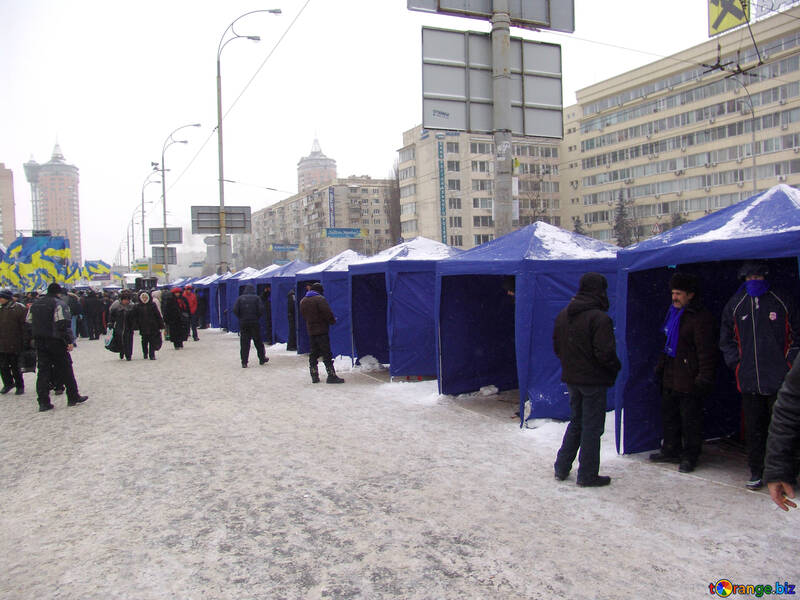 Barracas para Yanukovych em Kiev em área de Lesya Ukrainka №3559