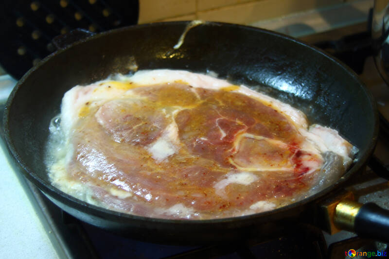  un énorme morceau de viande dans une poêle grasse svezhina  №3315