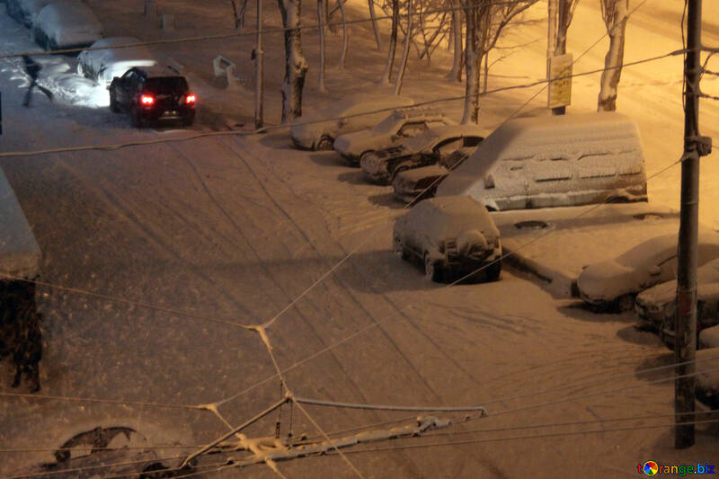 , auto sotto la neve di notte  №3462