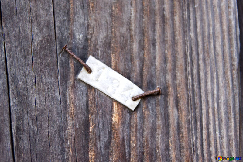  Metallplatte mit dem Nummernschild genagelt  №3304