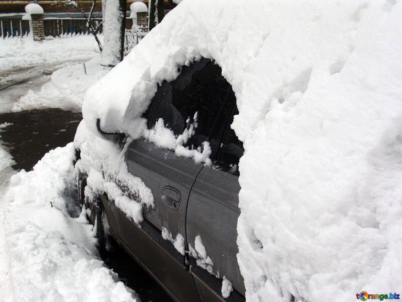 Auto bedeckt mit Schnee №3439