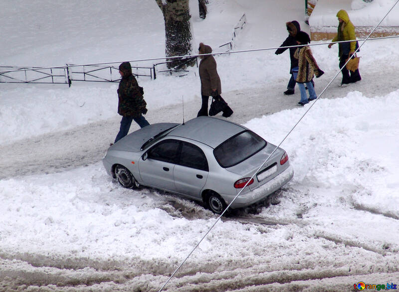 Carros e pedestres na neve do inverno №3402