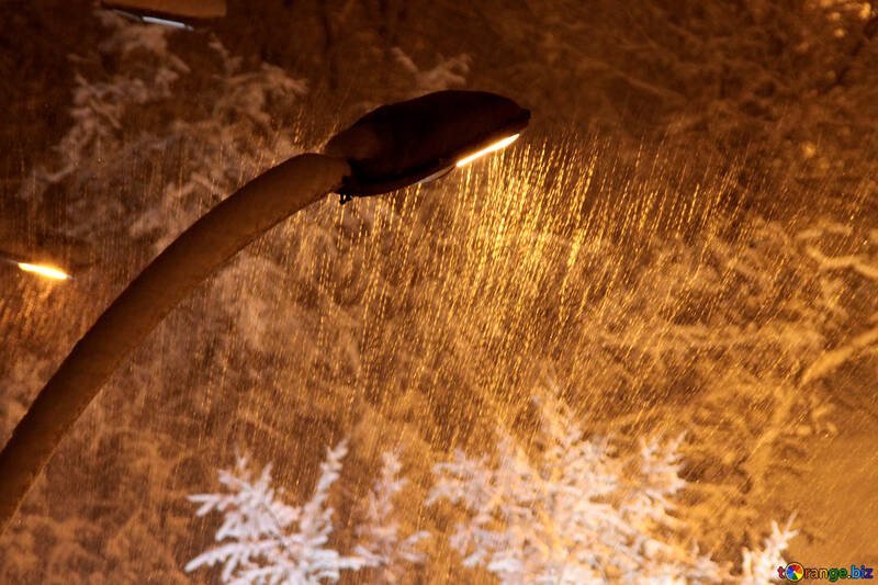 lampe de rue dans la neige, la neige  №3456