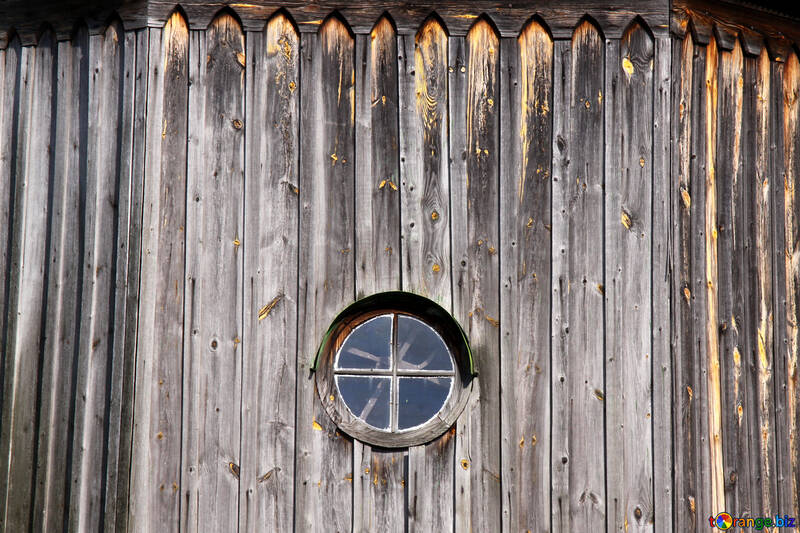  Antiquité rond fenêtre dans en bois mur  №3126