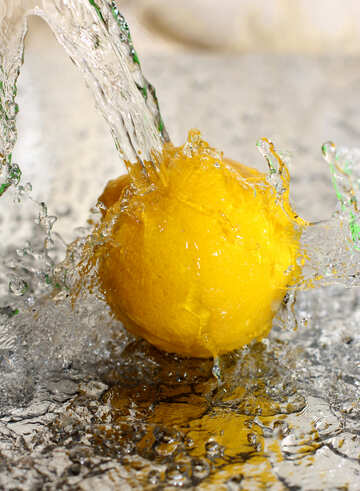 Limón en agua