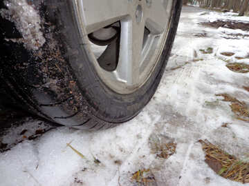 Car wheels in the snow №30828