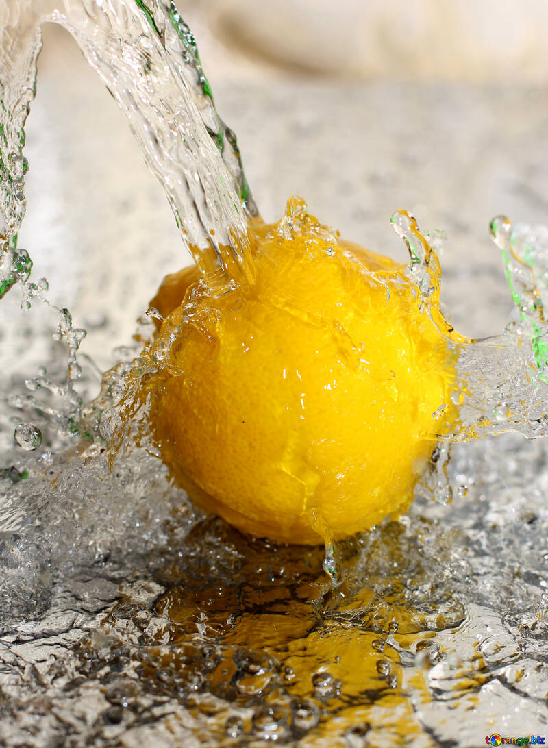 Zitrone in Wasser №30862
