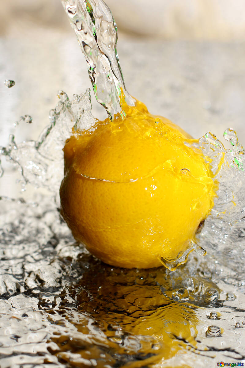 Pulvérisation de l`eau et de citron №30858