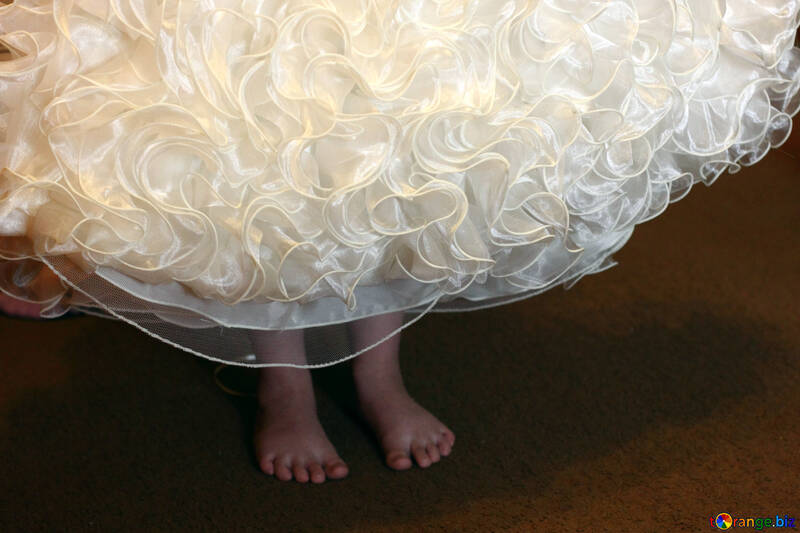 Ihre nackten Füße unter ihrem Kleid №30408