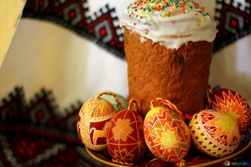 Huevos de Pascua alrededor de un pastel №30198