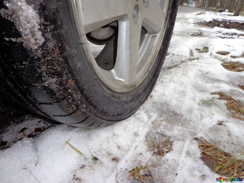 雪の中で車の車輪 №30828