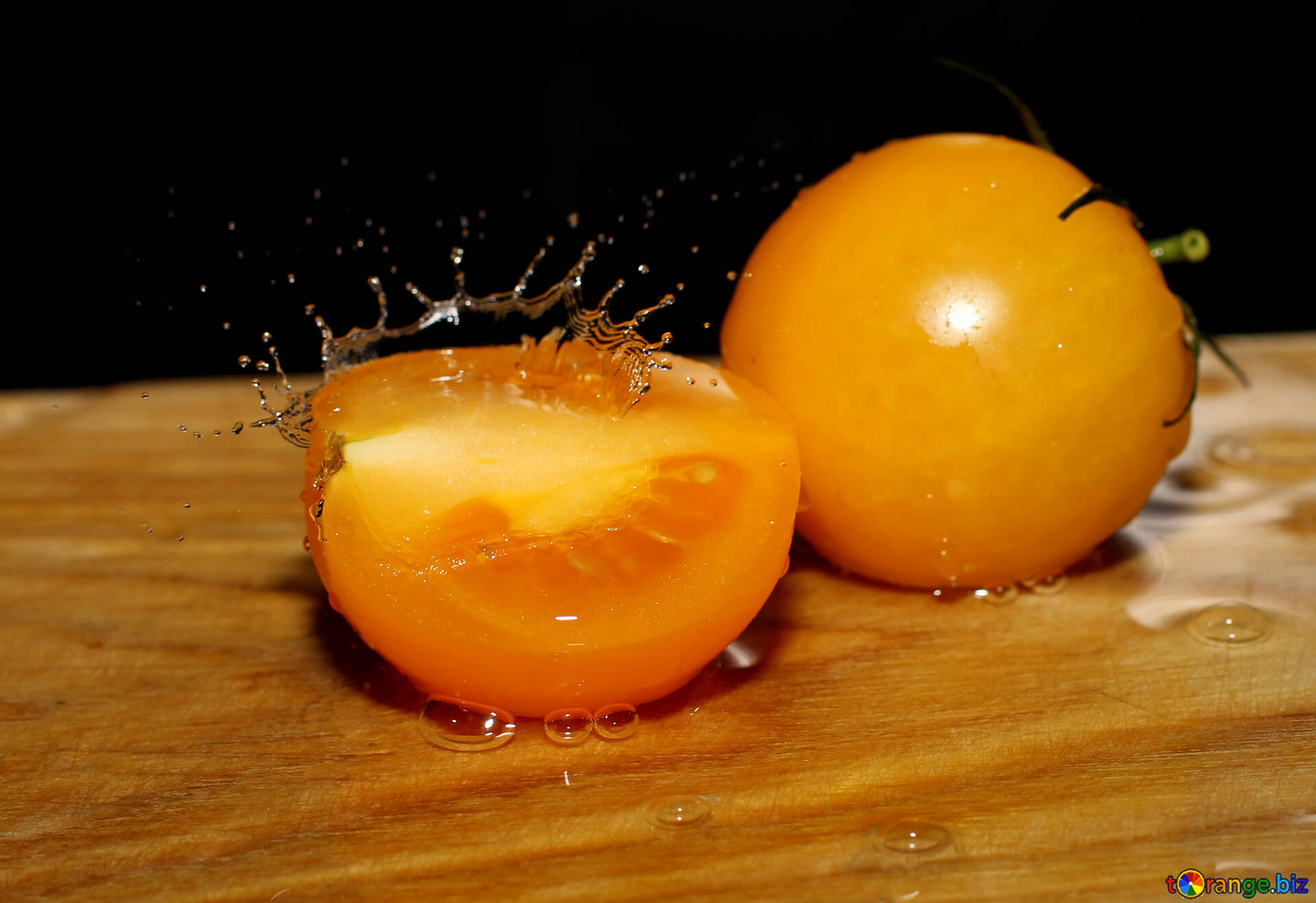 Желтый помидор в разрезе