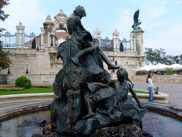 Niños en la escultura de la fuente №31954