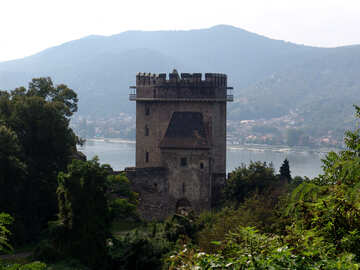 Una antigua fortaleza cerca del río №31785