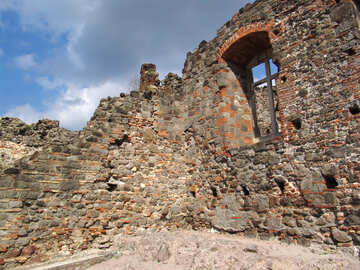 Antiche mura della fortezza con grande finestra №31797
