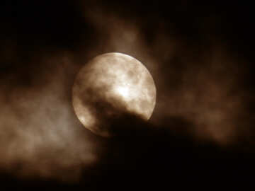 Місяць в хмарах