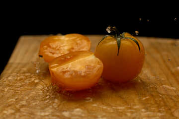 Schneiden Sie die Tomate in Blackboard №31035